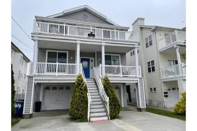 Image de Steps to the famous Wildwood beach and boardwalk.