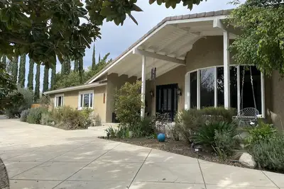 Image de 4 bedroom retreat in luxury residential neighborhood