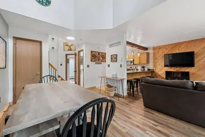 Image de Townhome 2 bedroom, 2 1/2 bath sleeps 6, resort amenities and walkable to slopes