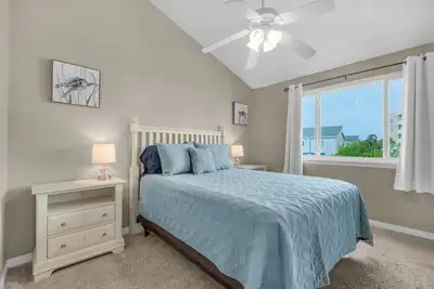 Image de Barley's BnB - 2 Br Condo + loft, with public beach access across the street!