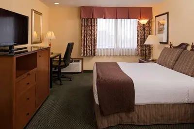 Image de Outdoor Adventure Starts Here! Pet-friendly Unit, w\/ Outdoor Pool, Free Parking!