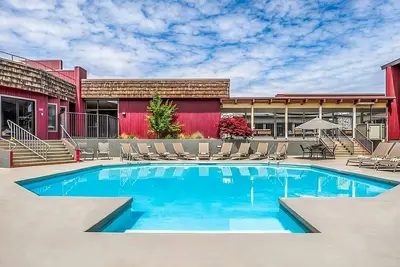 Family Fun at Gesa Carousel of Dreams! Pet-friendly Property! w\/ Pool, Parking!