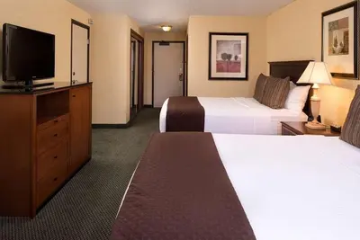 Pleasant Stay, Convenient Location! Upscale Unit Near Attractions, Pool, Parking