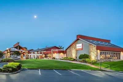 Image de Modern Unit at Red Lion Hotel Kennewick Columbia Center, w\/ Pool, Free Parking!