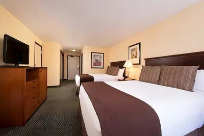 Image de Family Vacay! Comfortable Unit, Onsite Pool, Free Parking, Pets are Welcome too!