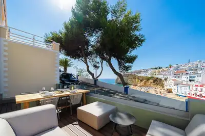 Image de The Lower Beach House Carvoeiro : Superbe appartement en bord de mer avec vue imprenable