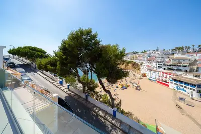 Image de The Upper Beach House Carvoeiro avec jacuzzi sur la terrasse