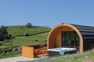 Image de Beech, romantic, with hot tub in Ulverston