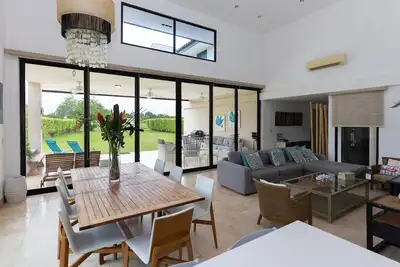 Image de Elite 2 story Villa 🏡 4 bdr + 4. 5 bthr Patio lake Front / Beach club Access 🌅🏖️
