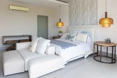 Image de 6 bdr + 7 bthr Villa with Private pool / garden and sunroom🌷🌞 / near the beach 🌅 🌊 👙