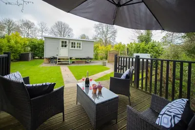 Image de Shepherd's hut with hot tub in its own secluded garden