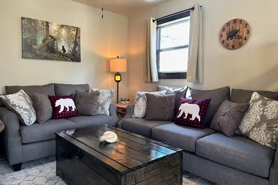 Mama Bear Cabin 2 - Community pool and hottub.