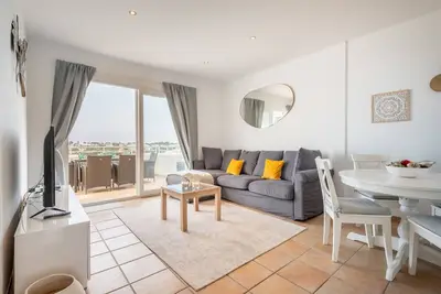 Image de Logement Liv 'El Puerto I 3-11' avec piscine partagée, Wi-Fi et climatisation.