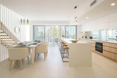 Image de Ocean Views & Lift - 3 Level Luxury Townhouse