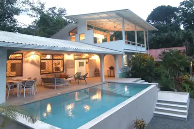Image de Airy Home w/Pool, Canopy View, Near Beach. Perfect for Families. Pet Friendly!
