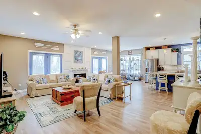 Image de Gorgeous home 4 blocks from beach with central Ac & washer/dryer