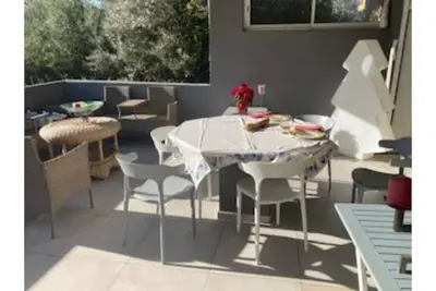 Image de propriété moderne au calme à la mer.