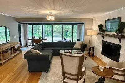 Image de Creek, Theater, 4QueenBeds, Hot tub, Firepit, 10m Dollywood