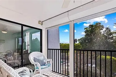 Image de Walking to the beach and city