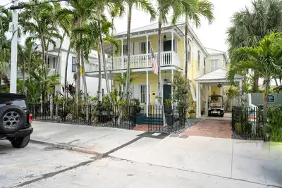 Image de Old town southern point immaculate huge 4-5 Br Historical Charmer. Updated Nice