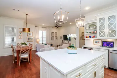Image de great new home close to campus and square