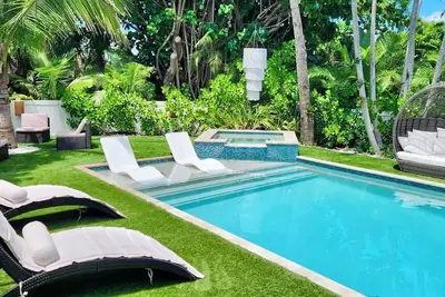 Image de East of A1a With Private Beach Guest house, Heated Pool, And 6 seater Golf Cart!