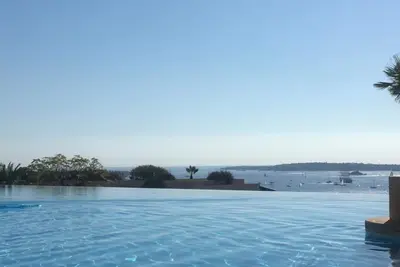Image de Magnifique vue mer avec piscine et parking