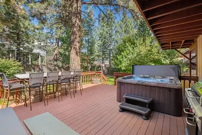 Image de Spacious home with fenced yard, hot tub, firepit, grill, game room