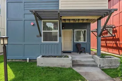 Image de 5745. Two Bedroom and 2 Bathroom, centrally located.