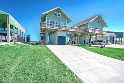 Image de Beautiful Beachfront Home with Amazing Views, Steps to Beach