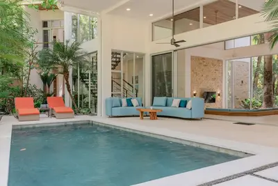 Image de Beautiful New Luxury Home w\/pool close to beach