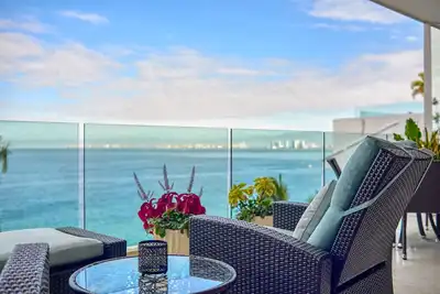 Image de Sayan Tropical 43 New Luxury Oceanfront Condo