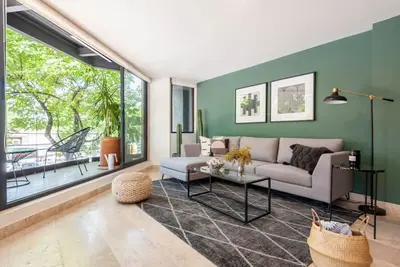Image de Large luxurious apartment with great street views