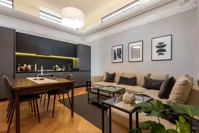 Image de Z3 · Glamorous restored apt. w/ rooftop in peaceful st.