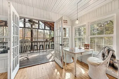 Image de Gwen's Nest- a unique luxury, family cottage in the woods!