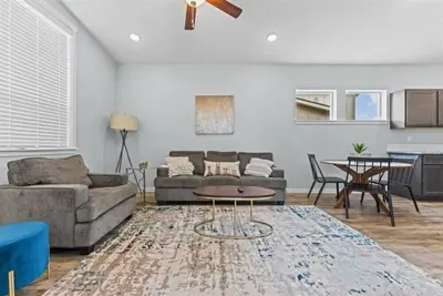 Image de 5757. Two Bedroom and 2 Bathroom, centrally located.