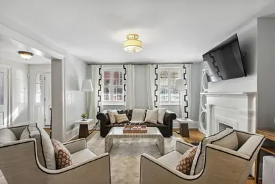 Image de Your Savannah House: Picturesque Inside and Out! Walk to Everything