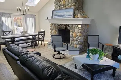 Image de Beautiful newly renovated home with Pool, very close to beaches.