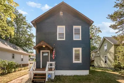 Image de Great Lakes Downtown Duplex: 2 units in one!