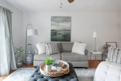 Walking distance to Downtown Franklin-Stylish