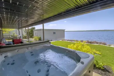 Image de Breathtaking 5 bedroom Waterfront Home With Hot Tub!