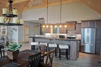 Image de Spectacular Waterfront three Bedroom Home!