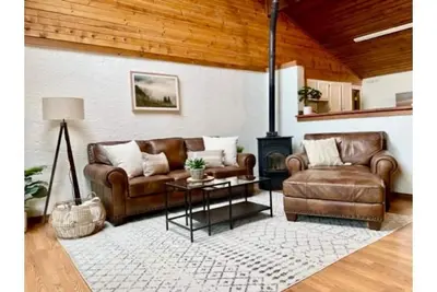 Image de Pine & Pond ☆ Newly Renovated Woodland Park Cabin!