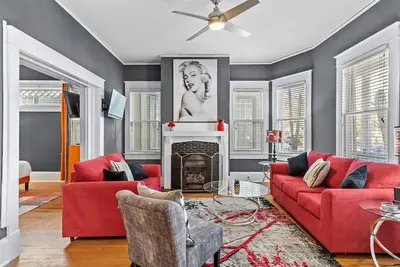Image de Showstopper 3 Bd heart of downtown historic district. No cleaning fee!