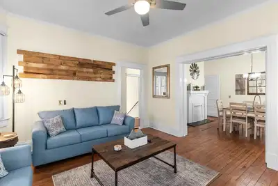 Image de Farmhouse 3 bedroom downtown by River Walk No cleaning fee