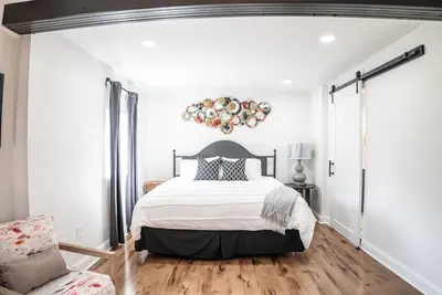 Image de Stunning Oasis - Attractions Nearby. Only 2 miles from Old Town