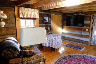 Image de Quiet 200 year old cabin with modern amenities.