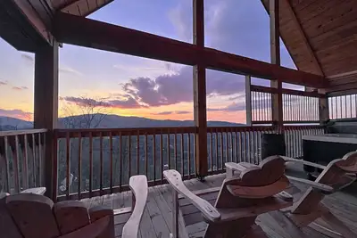Image de Downtown Cabin w/Views, Theater, Bunk, Hot Tub, Arcade