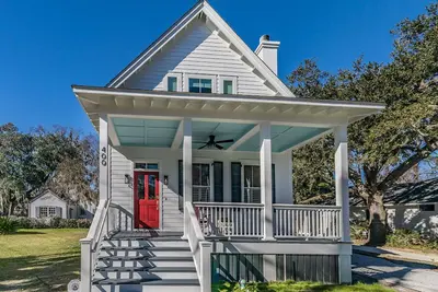 Image de New Listing - Centrally located Beaufort home