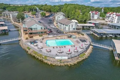 Image de Indoor/outdoor pool, hot tub and boat slip! No Stairs